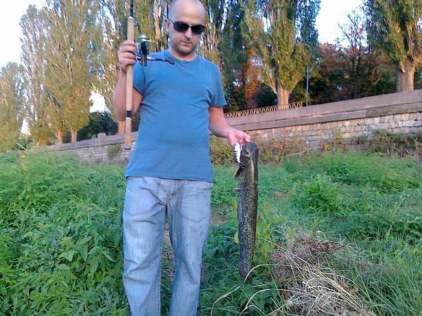 Ей тоя одеве към 2кг.,и още едно много малко на същия воблер...