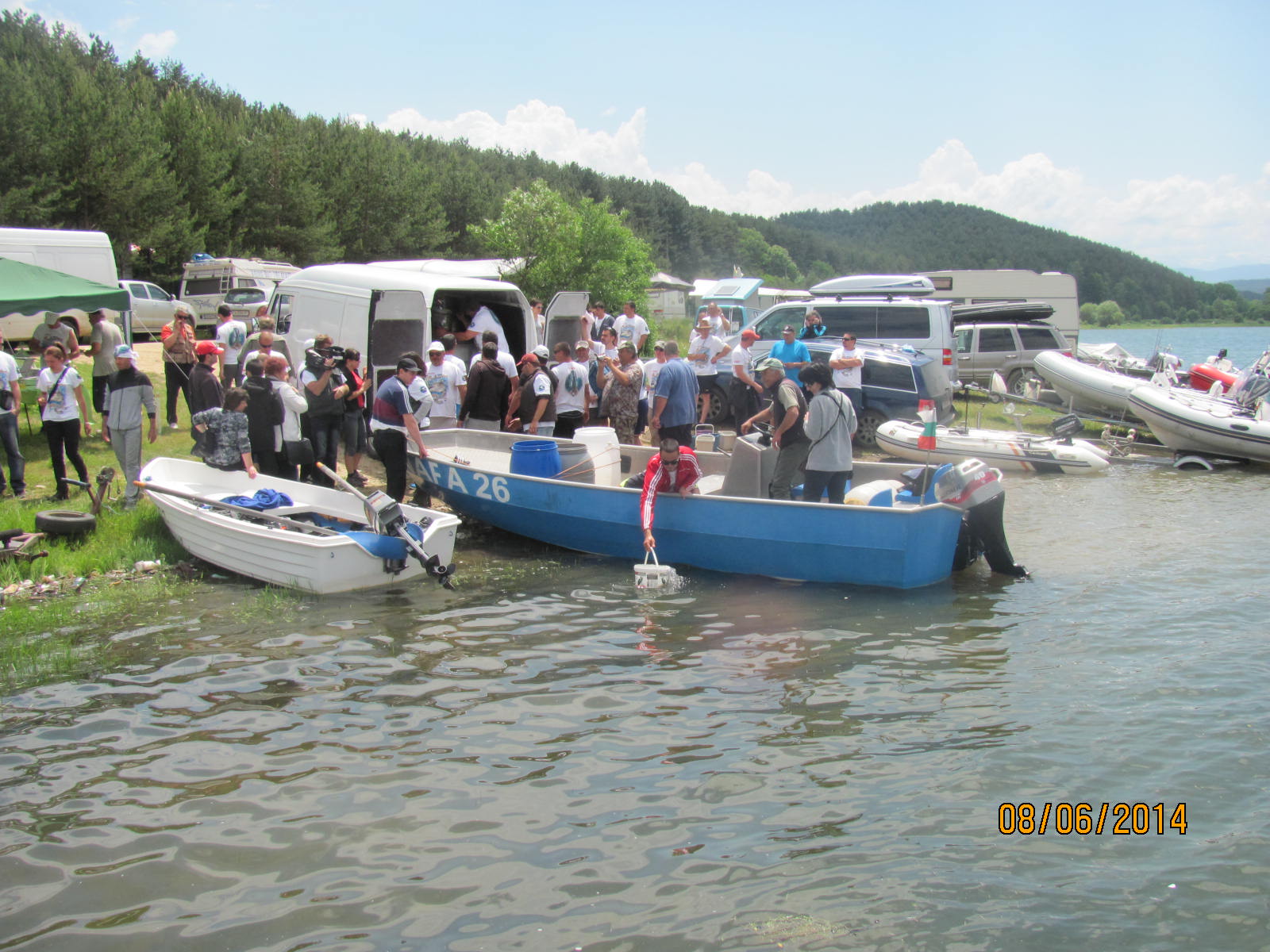 08 06 2014-зарибяване на яз Искър 049.JPG