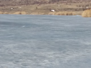 В далечината колега лови на дупка