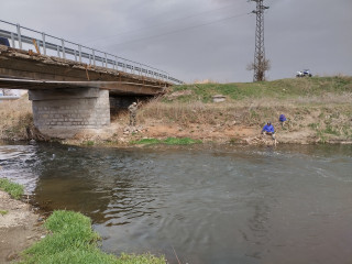 Реката е ужасно мръсна ,хартия и всякакви гадости в нея