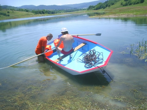 Най после лодката е на вода.