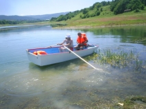 Най после лодката е на вода.