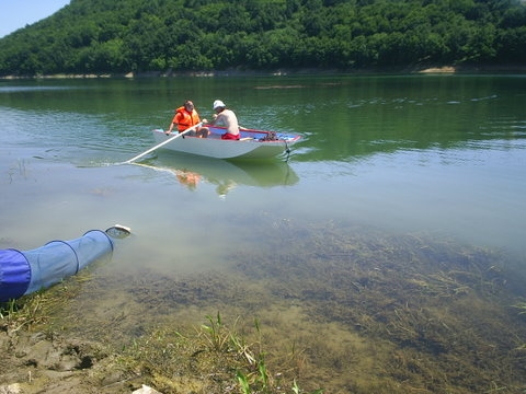 Най после лодката е на вода.