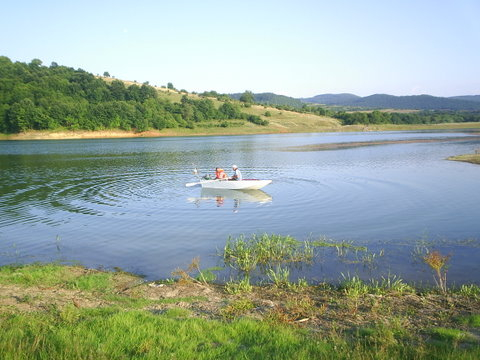 Най после лодката е на вода.
