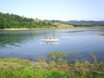 Най после лодката е на вода.